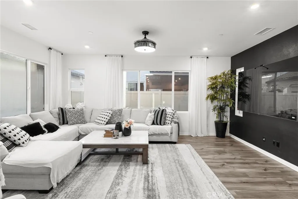 352 Alice, Rialto, California 92376 home-pic-8